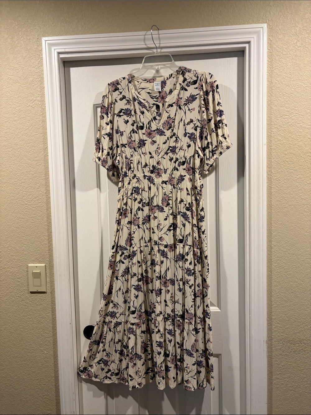 Melrose and Market Cream Floral Tiered Midi Dress with V-Neck size L worn once - Picture 4 of 6